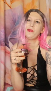 Lady Angela Femdom bohyně plivá do glas a pak to vylévá ven