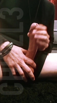 Ch!zzl3 seksi yarağına mastürbasyon yapıyor