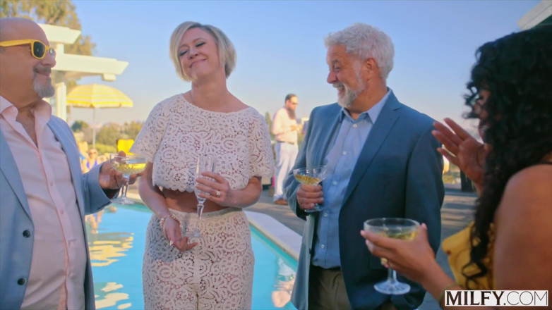 Milfy: Matură sexy Dee înfometată de pulă se fute cu un server...