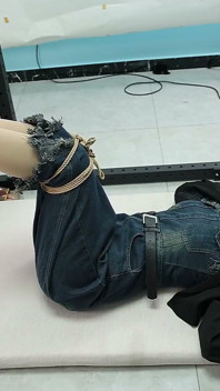 Minha namorada estava amarrada a uma estrutura de ferro, com os pés descalços suspensos e fazendo cócegas