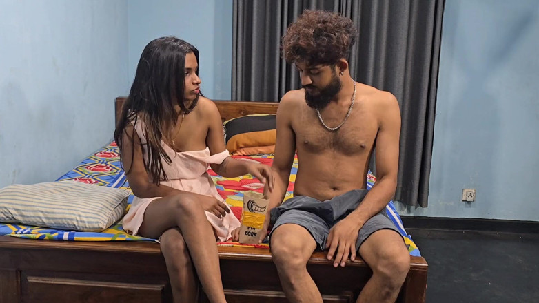 Shashi X: Üvey kardeşimle televizyon izle, yarağını emiyor ve ona biniyorum