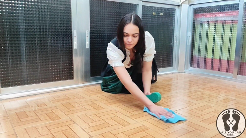 All You Can Fetish: Fantasi Bavaria - Latina Dalam Dirndl, Pembersihan Rumah Basah dan Kucap
