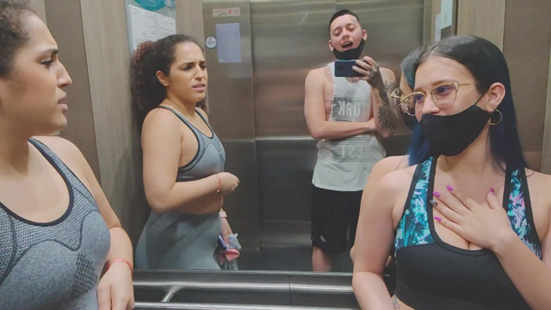 Sara films: Joc lesbian și sex în trei