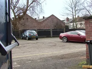 Gelukkige kerel krijgt een date met rondborstige Britse milf Holly Kiss