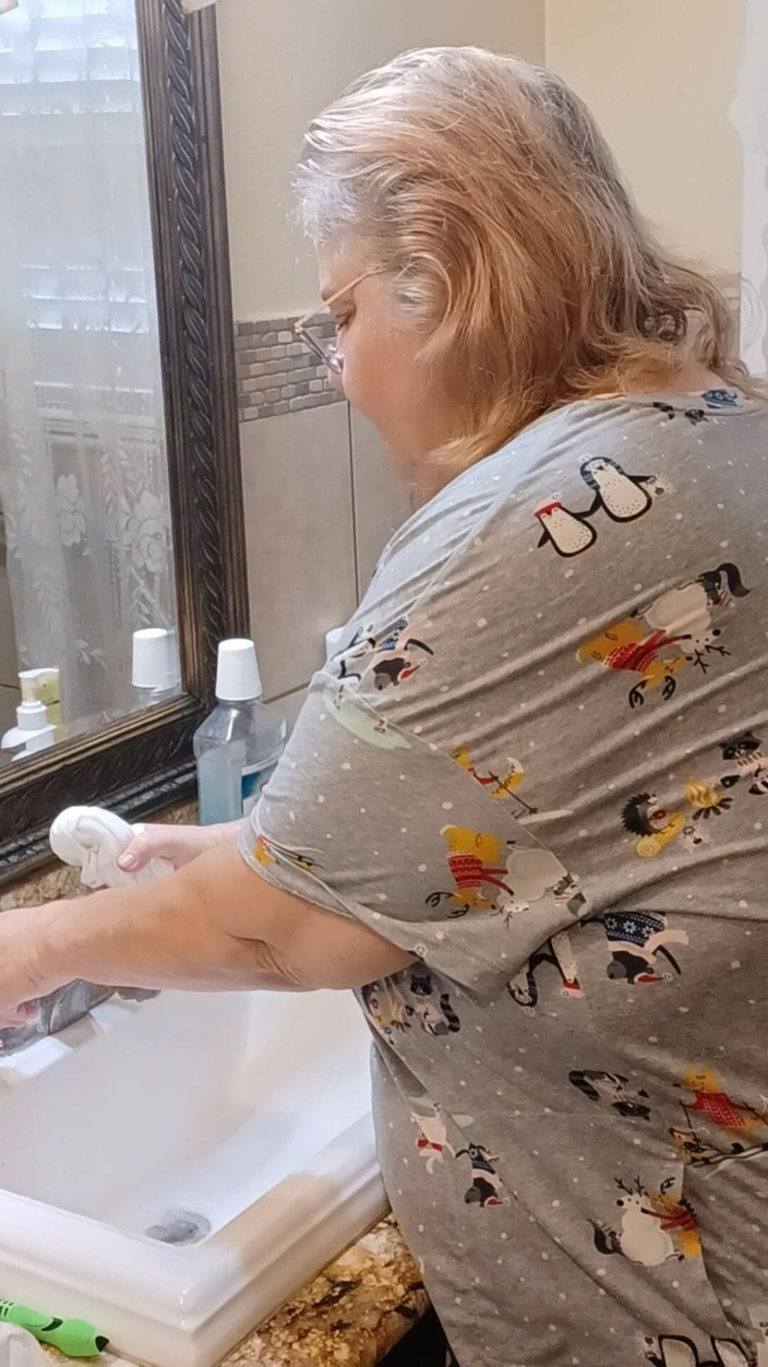 BBW nurse Vicki adventures with friends: Je lave ma culotte de mamie blanche pour le client !