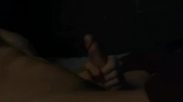 Masturbation nocturne tranquille à la lumière du feu