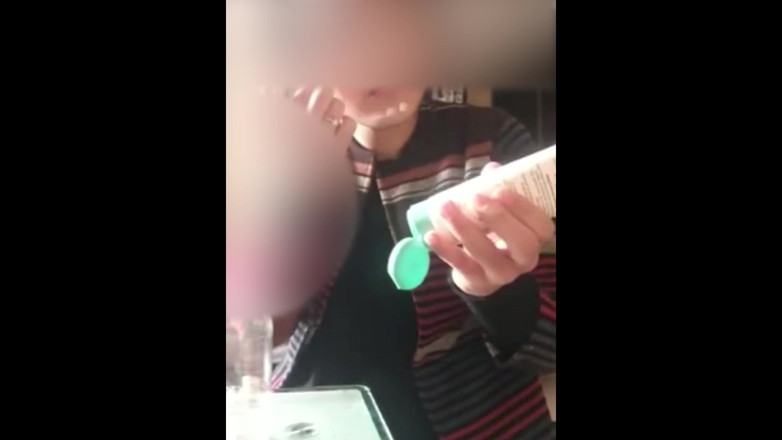 Parihema: 그녀의 엉덩이와 털이 무성한 보지를 완전히 열어주는 Siya