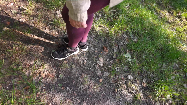 Bouncy Tits Action: Chatte heureuse et gifles dans et en plein air