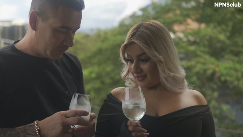 NPNS Club XXX: Follada dura con una hermosa colombiana después de unas gafas...