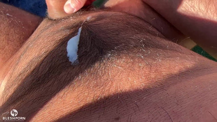bleshporn: Tim Blesh su una spiaggia rocciosa
