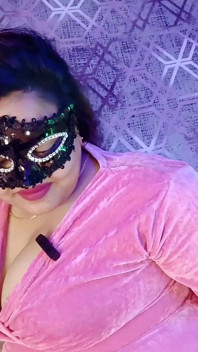 Mẹ kế mặc chiếc váy yêu thích của con trai kế và đập anh ta vào ban đêm