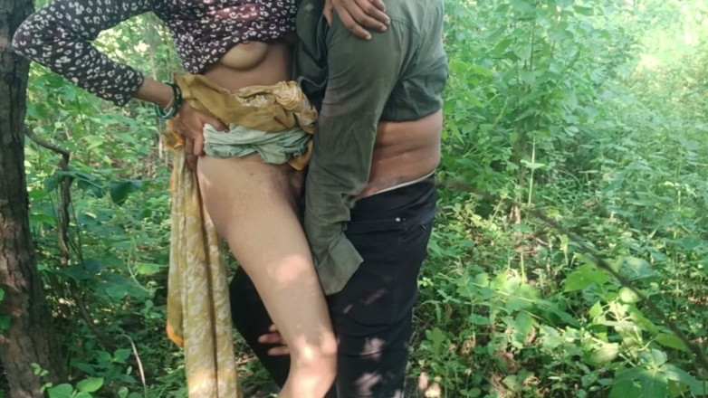 seema: Bhabhi Jangal Mi Akeli Mili Aur Boobs Nikala Bhabhi Ka