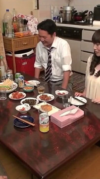 酔った夫の隣で同僚に寝取られた三十路の美人妻 春岡ちさと