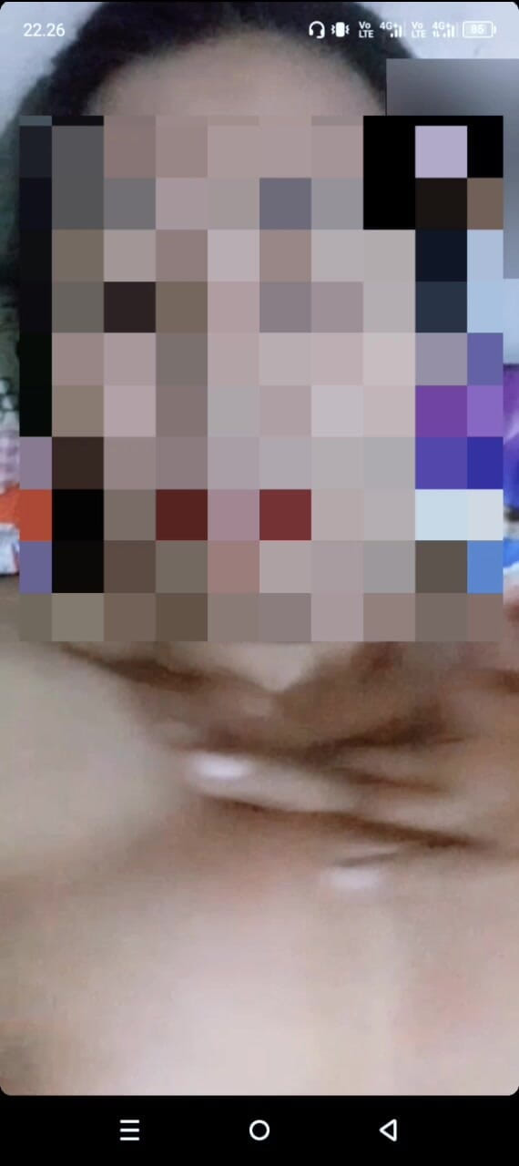 Astriana88: 「まさか! 夫の留守中に隣人の奥さんがエッチなvcを送ってきた - 顔はぼやけてるけど体は熱い!」