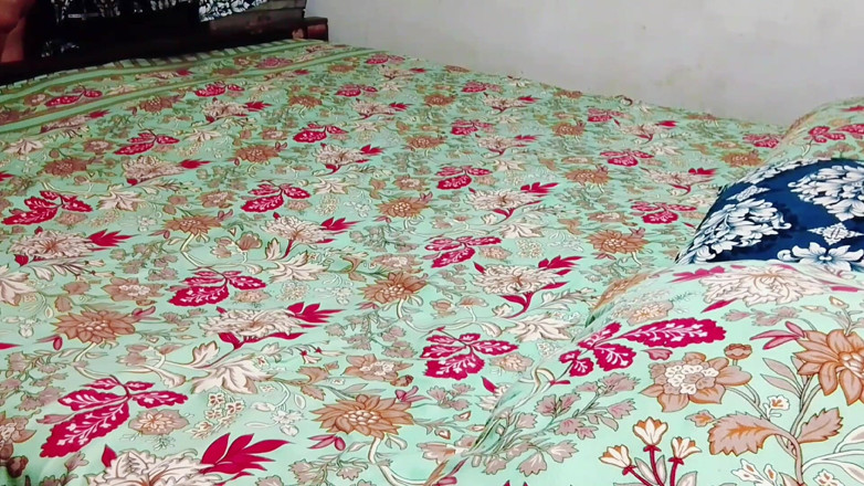 Abida sexy: Barsaat Ke Mausam Mein Chute Lagwane Ka Apne Maja Hai...