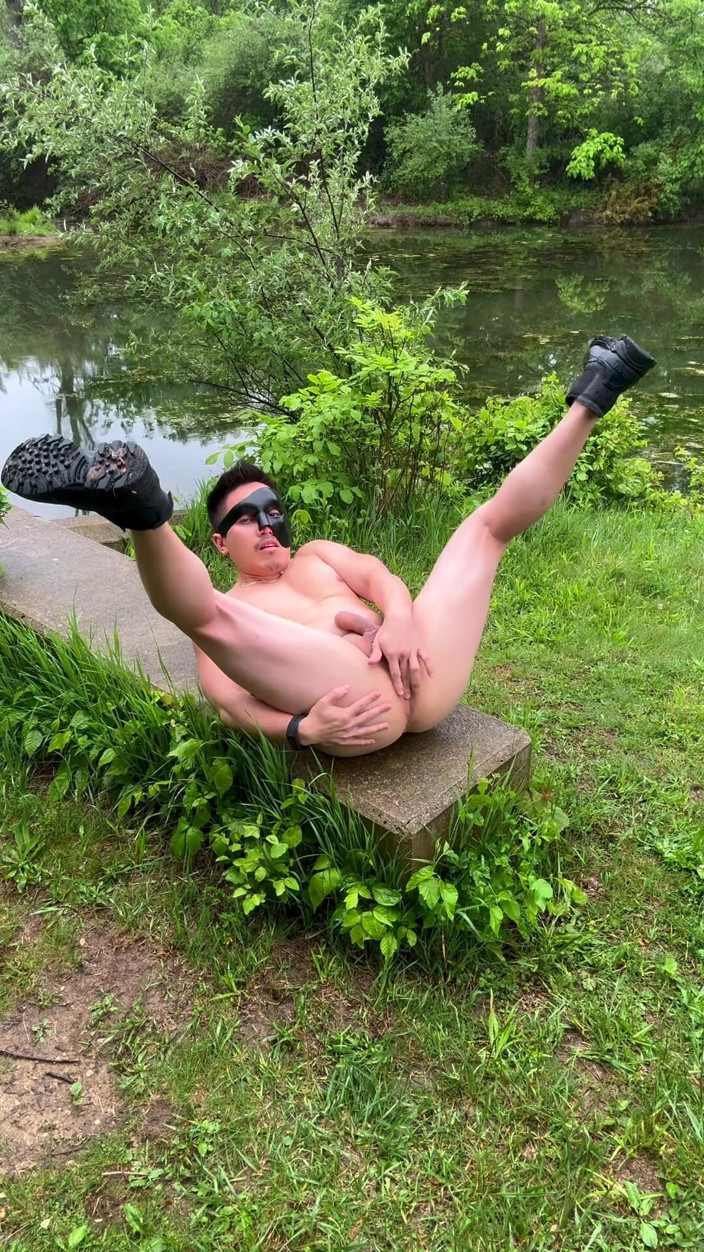 Barenakedmuscles: Naked Asian Muscle Hunk Strolls the Park
