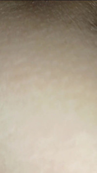 Styvmamma som delar säng med styvson