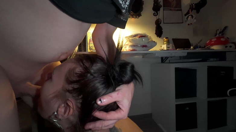 Damagedcosplays: Une petite amie gothique taille une pipe profonde et reçoit...