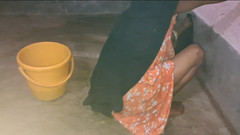 Trilokinath: 科马尔的女仆越过了她的界限，然后从主人身上跳了起来。