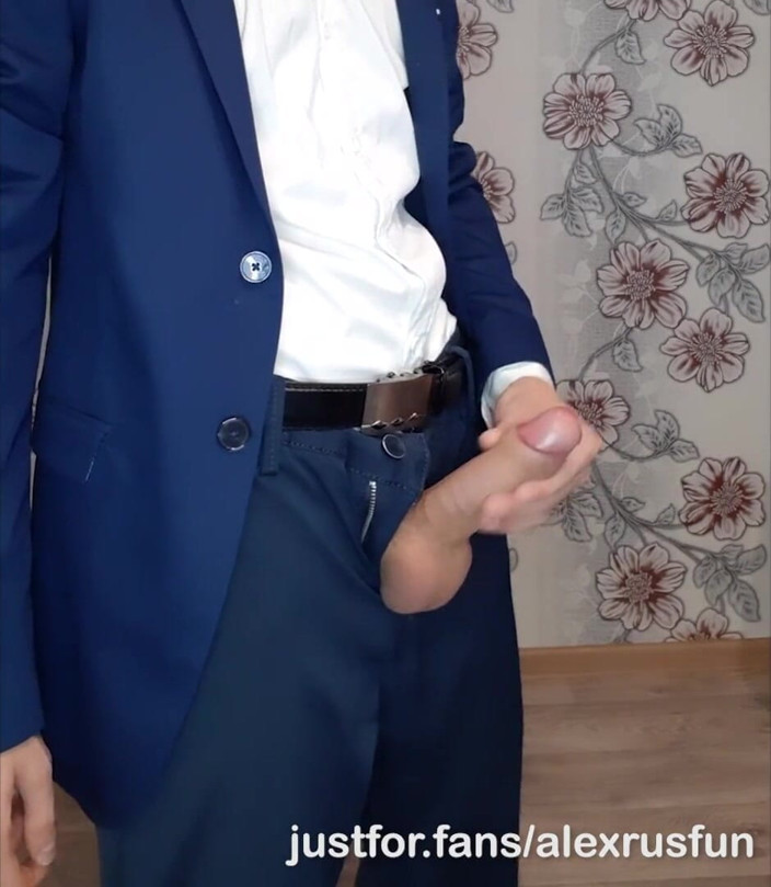AlexRusFun: Une ado sexy et excitée montre sa grosse bite devant...