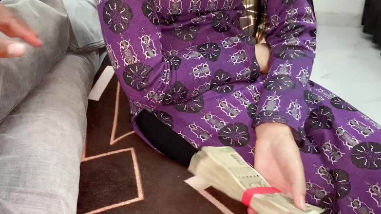 Desifilmy45: 朋友的继母引诱并被性交完整的印地语性爱视频