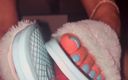 Latina malas nail house: Je piétine sa bite dans mes nouvelles sandales avec des...