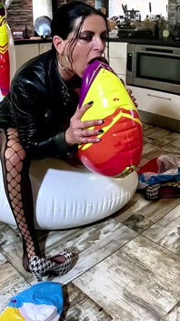 Baskın motorcu deri orta yaşlı seksi kadın şişme ofis fantezisi. Plaj taşakları, oral, domaltma ve boşalma oyunu