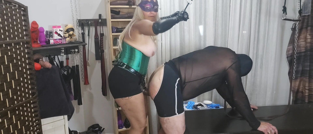 Blondies Pegging Center: Stăpâna Blondie îi fute curul cu o pulă uriașă
