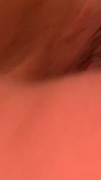 Bruna dai grossi seni riceve sgrillettamento intenso fino all'orgasmo