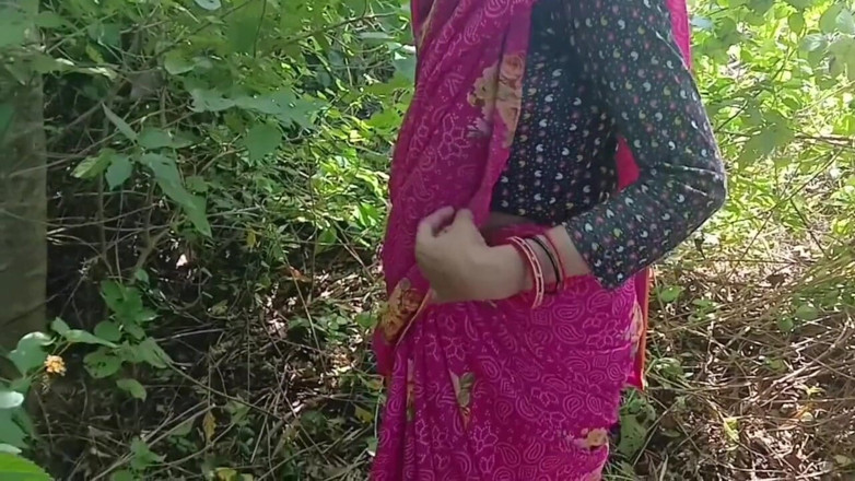 seema: Saya menggoda adik tiri saya di dalam hutan dan mengongkeknya.