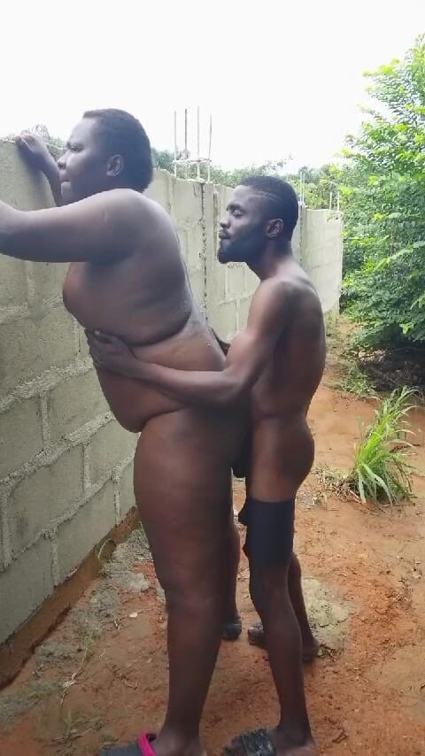 Sexydaddy: Gordinha levou um pau gaint atrás de um prédio cercado...