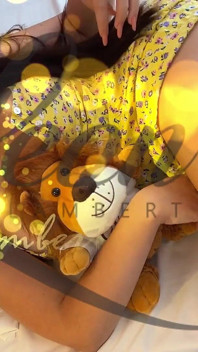 Tetek besar semula jadi yang berpantat besar bengkung dan awek jalang cantik membuatkan batang pancutan mani pada pakaiannya
