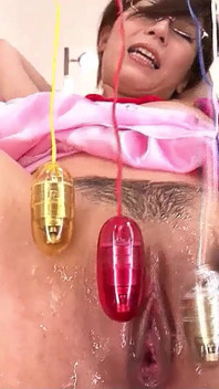 Teen asiatica viene fatta squirtare con i giocattoli alla festa BDSM