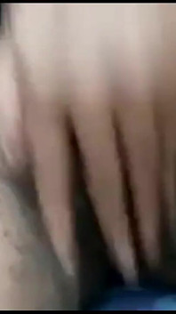 Indiana sexy menina mostrando seus peitos e buceta na faculdade