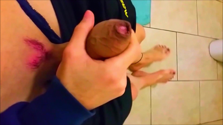 KittyHot: Sissy Kitty si hraje naboso se svým ptákem, dokud nevybuchne