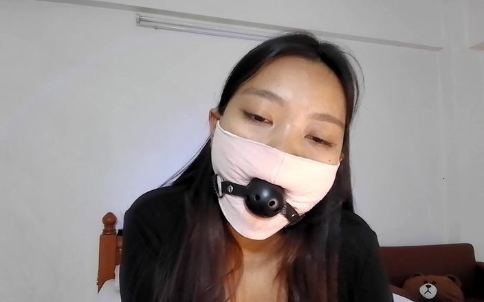 Abby Thai: Ball gag på med mask