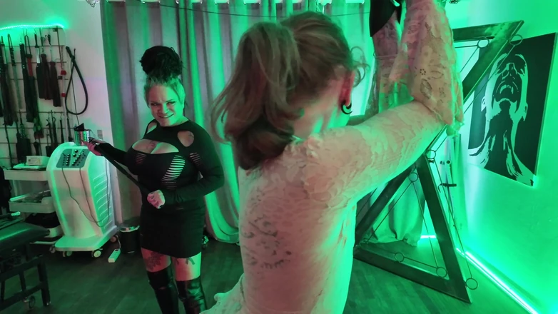 EdgesOfReality: Lesbiskt Par Domineras Av Domina Dark