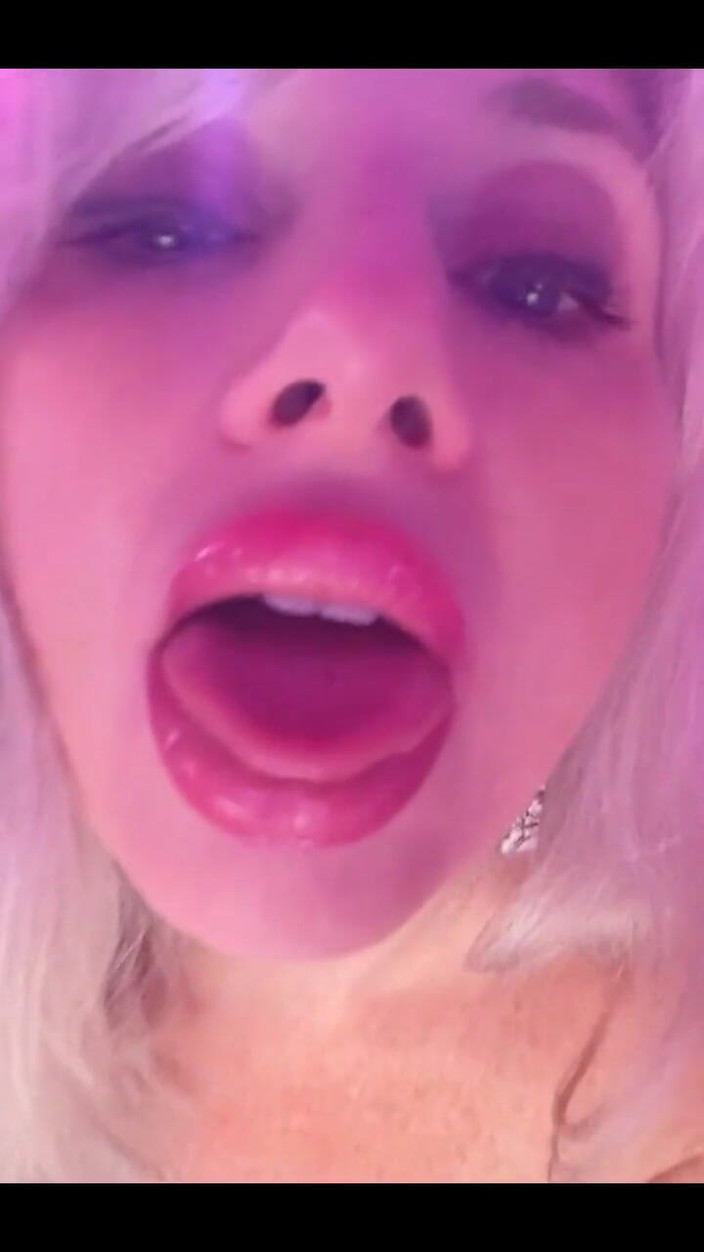 PaintedRose: Tgifriday kleedt zich aan.