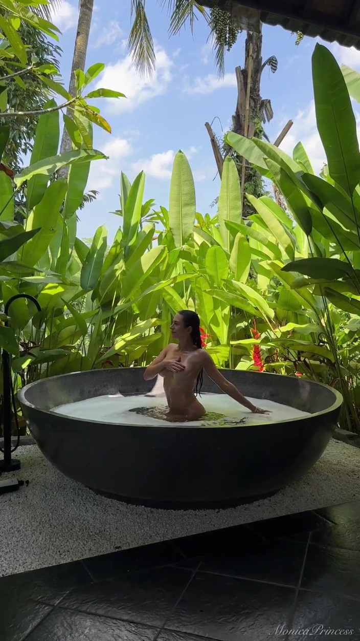 Princess Monica: Zdziczaj się ze mną w zaparowej kąpieli w dżungli nago