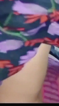 继妹在他的房间里实现了她继兄弟的性幻想，硬舔阴和操逼的场景