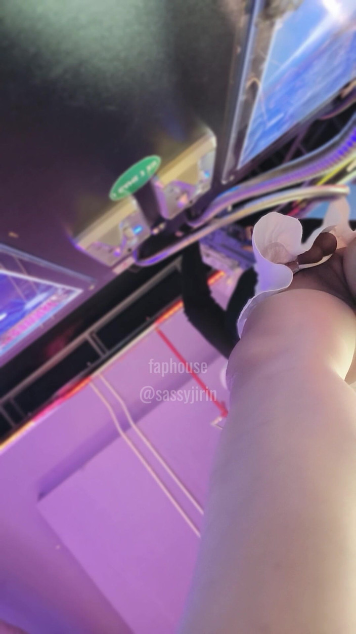 Caged sissy: 笼子娘娘腔：街机第一次尝试