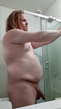 Je M'épile, Je Prend Ma Douche, Je Me Masturbe, Je Mèche Mes Pieds, J'éjacule Et Je Bois Mon Sperme Sous La Douche