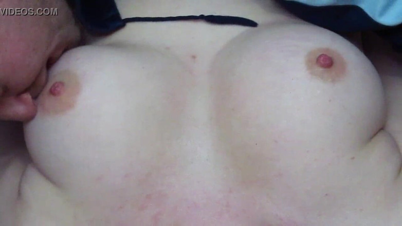 Pussy For Sperm: 若い男が巨乳GFをしゃぶって舐める