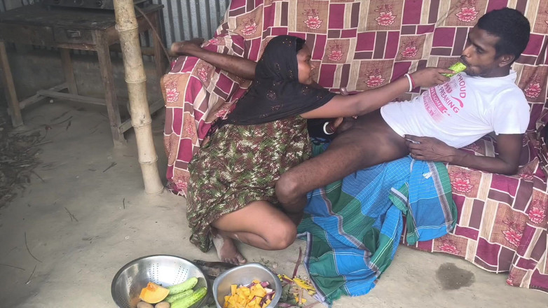 Desi hot balok: Fucked My New Stepsister-in-law with a Cucumber While She Was...