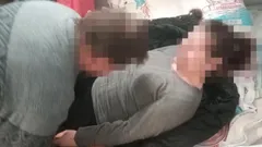 将一个美女拖进谷仓并在包里性交