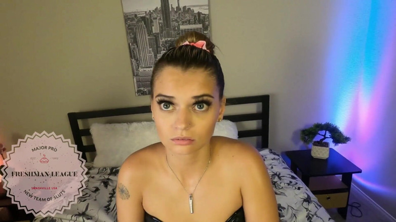 Katie Diggs: 浮気GFが捕まえたので、彼女はBFの精液を飲み込みます