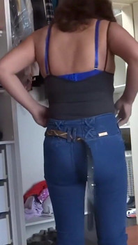Stiefsohn kann es nicht aushalten, meinen arsch in jeans zu sehen und wir enden am ende sex, ficken und in meine muschi kommen