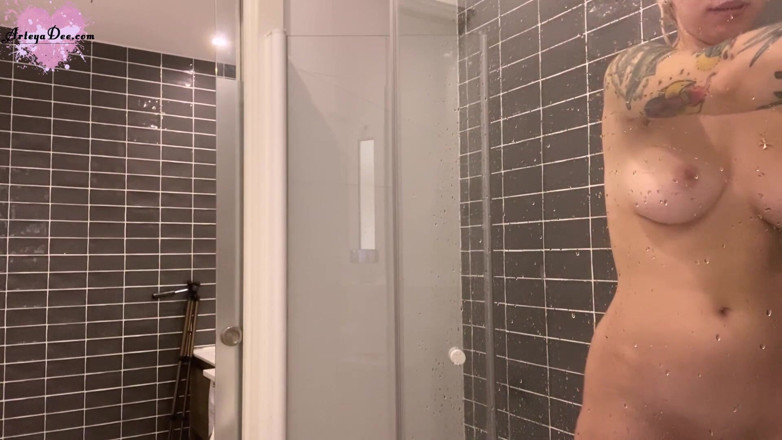 Arteya: Chica caliente lava su cuerpo sexy y meando en la...