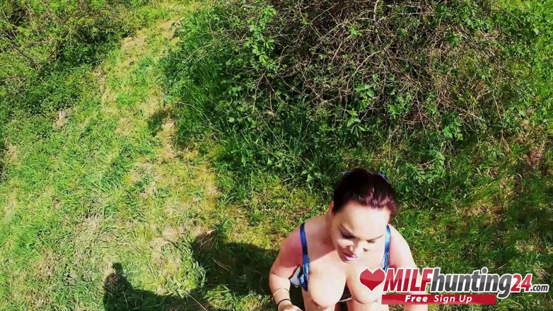 MILF Hunter 24: 熟女ハンターは公園でプリシラを釘付けにします!(英語)