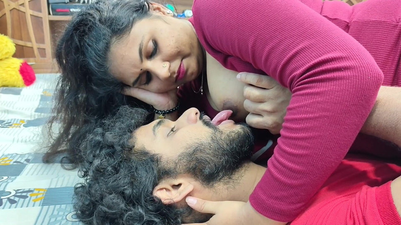 Vaishnavysharunraj: Awek Mallu panas dalam pakaian moden menggoda kawan lelakinya dan...